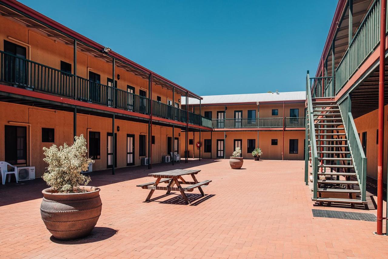 Settlers Hotel Йорк Екстер'єр фото